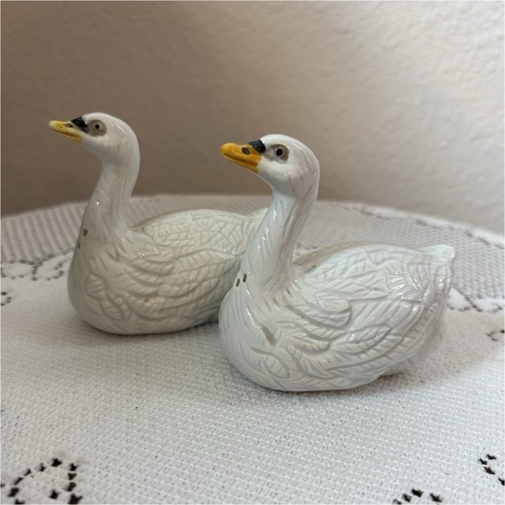 Ceramic Swan Salt & Pepper Shakers Set White with Yellow Beaks Animal Shape
